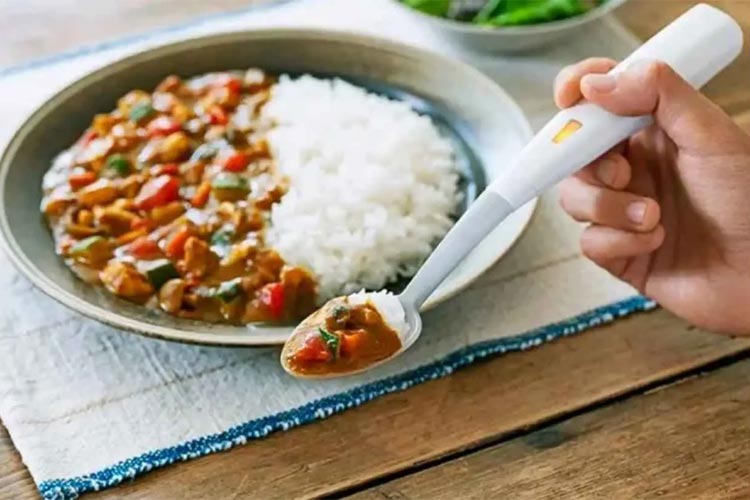 قاشق برقی که زبان شما را فریب می‌دهد